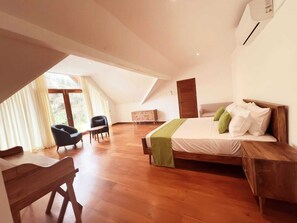 5 bedrooms, iron/ironing board, Internet, wheelchair access - Turtle bay view private villa (Galle)