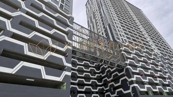 Un edifici alt amb una façana geomètrica característica i un rètol que diu 'RESIDENCES'.