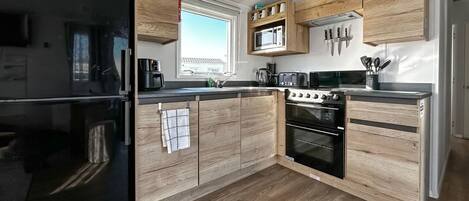 冷蔵庫、電子レンジ、オーブン、コンロ