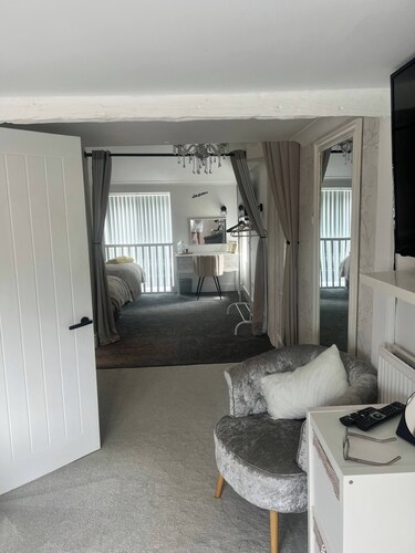 staysolihull, large spacious corner house,
