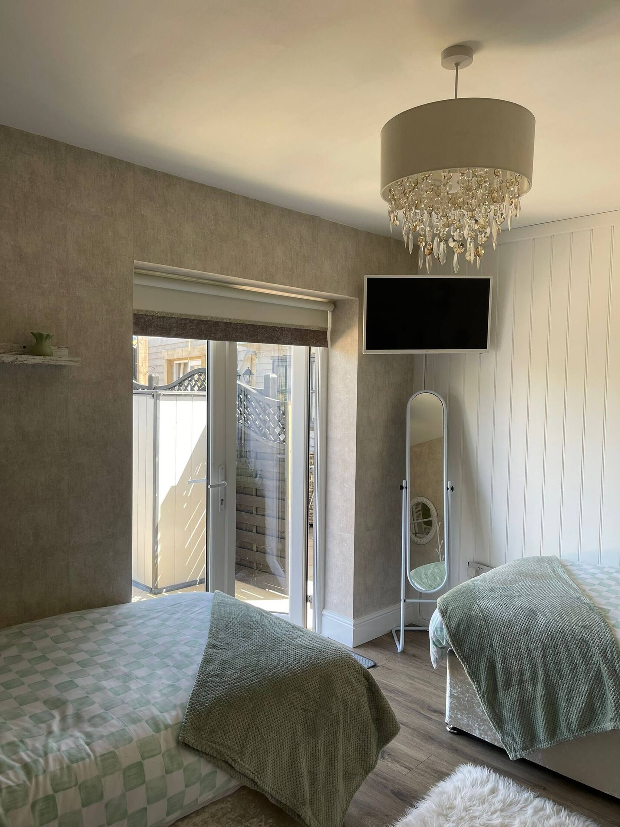 4 bedrooms, iron/ironing board, Internet, bed sheets