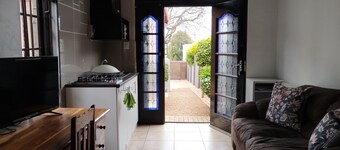 Charming Studio Oasis close to Life Bedford Gardens Hospital