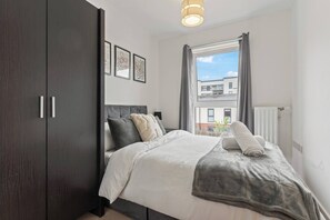 3 habitaciones, tabla de planchar con plancha, internet y ropa de cama 