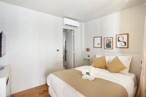 2 عدّة غرف نوم ومكواة/لوح كي وملاءات أسرّة