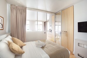 2 bedrooms, desk, iron/ironing board, bed sheets