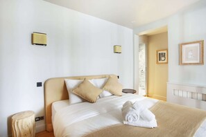 2 bedrooms, iron/ironing board, bed sheets