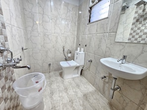 Habitació familiar | Bany | Dutxa, articles de tocador gratuïts, tovalloles i sabó