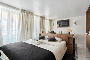 Iron/ironing board, bed sheets