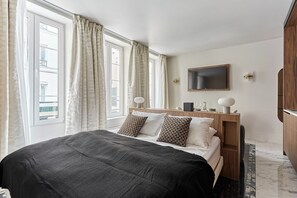 Iron/ironing board, bed sheets