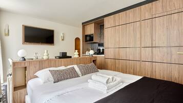 1 bedroom, desk, iron/ironing board, Internet