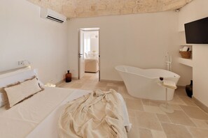 2 bedrooms, iron/ironing board, internet, bed sheets