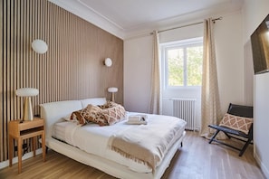 3 habitaciones, tabla de planchar con plancha y ropa de cama