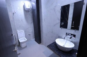 Dobbeltrom – basic, byutsikt | Bad | Dusj, toalettartikler (inkludert), håndklær og såpe