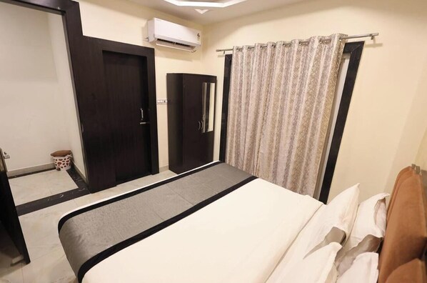 Basic Double Room, City View | Free WiFi, bed sheets