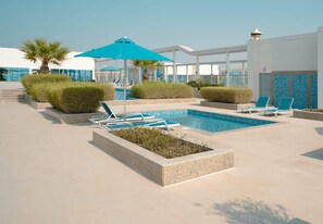 Pool - Oceanfront Apartment W Pool & Stunning Sea Views (Ras Al Khaimah)