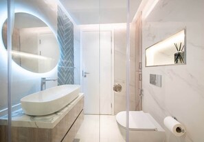 Shower, hair dryer, bidet, towels - Oceanfront Apartment W Pool & Stunning Sea Views (Ras Al Khaimah)