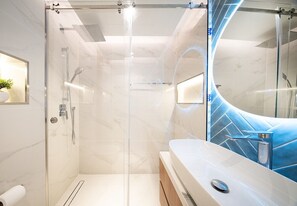 Shower, hair dryer, bidet, towels - Stunning 2 Bed in Pacific with Ocean Views (Ras Al Khaimah)