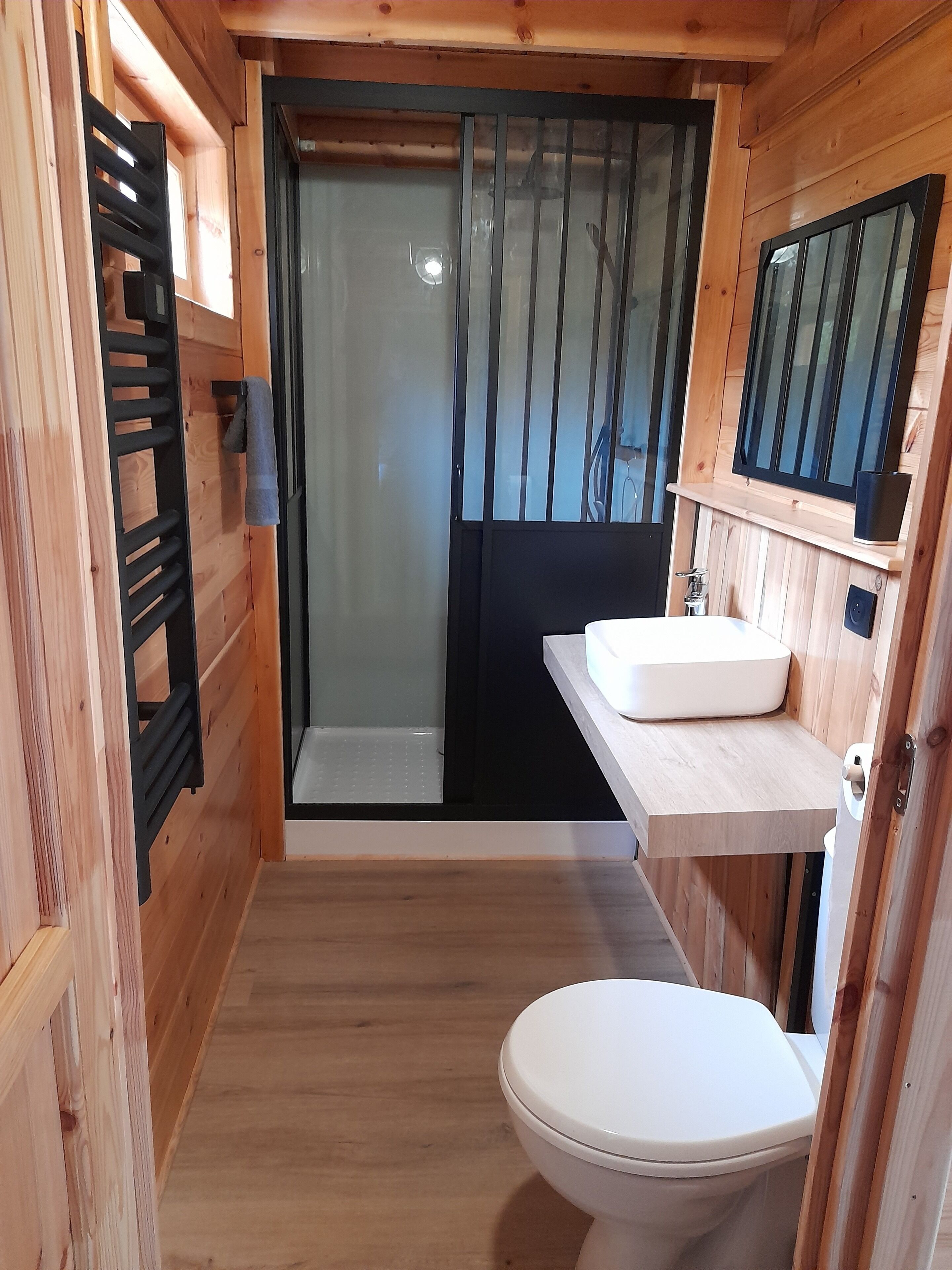 Een douche, een haardroger, handdoeken, toiletpapier