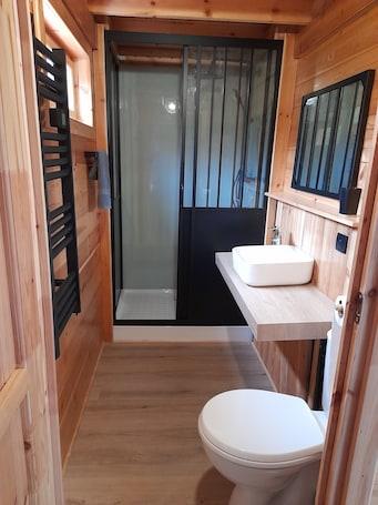 シャワー、ヘアドライヤー、タオル、トイレットペーパー. Chalet Togne