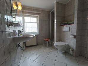 Douche, sèche-cheveux, serviettes fournies, savon