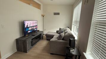 Smart-tv, eldstad och böcker