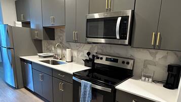 Kylskåp, mikrovågsugn, ugn och spishäll