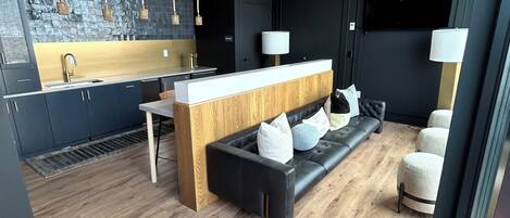 TV connectée, cheminée, livres