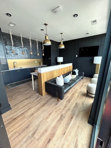 Modern Retreat with Balcony, mins to VCU,Fireplace & Sky Lounge Access