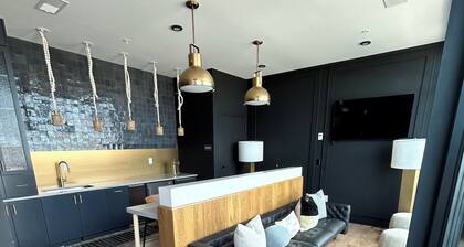 Modern Retreat with Balcony, mins to VCU,Fireplace & Sky Lounge Access