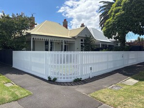 Front of property - Brighton Designer Retreat Walk to Beach & Cafes (Melbourne)