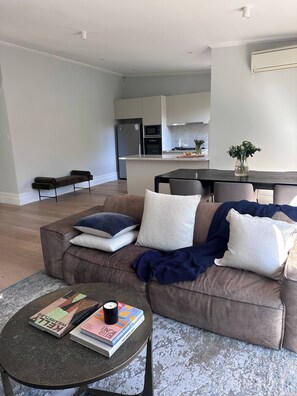 Living room - Brighton Designer Retreat Walk to Beach & Cafes (Melbourne)