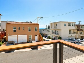Property grounds - Ocean View Balcony | 4 Min Walk to Beach | Romantic Theme (Manhattan Beach)