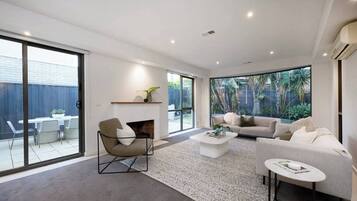 House, 4 Bedrooms, Accessible | Living room