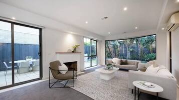 House, 4 Bedrooms, Accessible | Living room