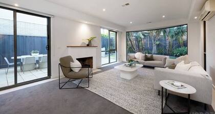 Bayside 4 bed in Sandringham w Spa and Sunset Views