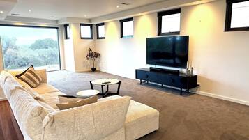 House, 4 Bedrooms, Accessible | Living room