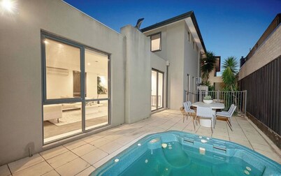 Bayside 4 bed in Sandringham w Spa and Sunset Views