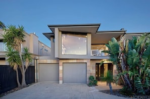 House, 4 Bedrooms, Accessible | Front of property