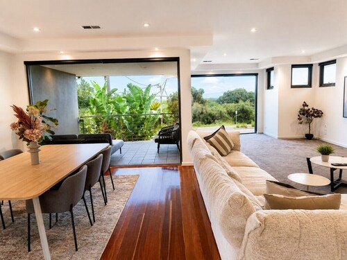Luxurious Coastal Retreat in Black Rock With Unmatched Comfort