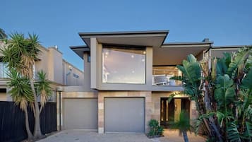 House, 4 Bedrooms, Accessible | Front of property