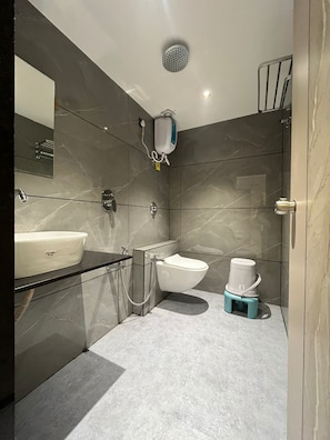 Deluxe Double Room, City View | Bathroom