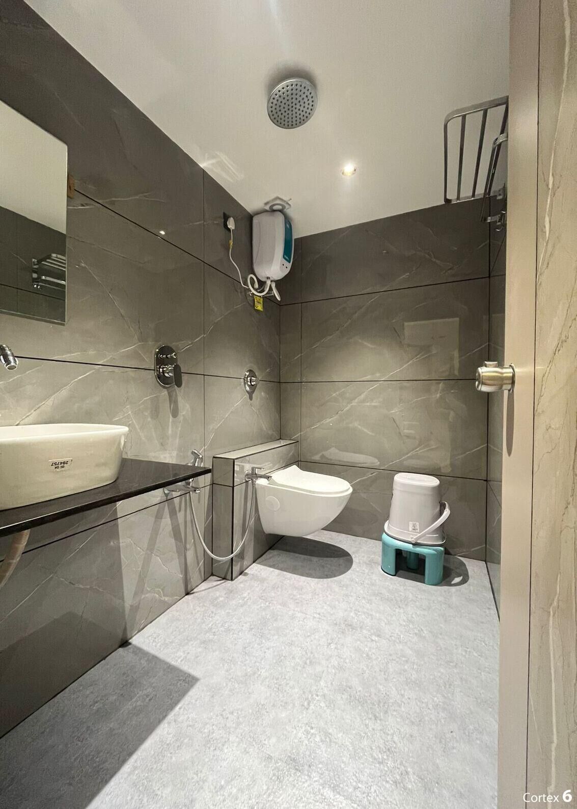 Une salle de bain moderne avec un meuble-lavabo en marbre, des toilettes et un bidet.