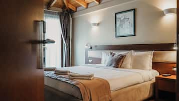 Deluxe Double Room | In-room safe, desk, soundproofing, iron/ironing board