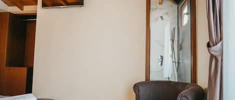 客房內保險箱、書桌、隔音、熨斗/熨衣板