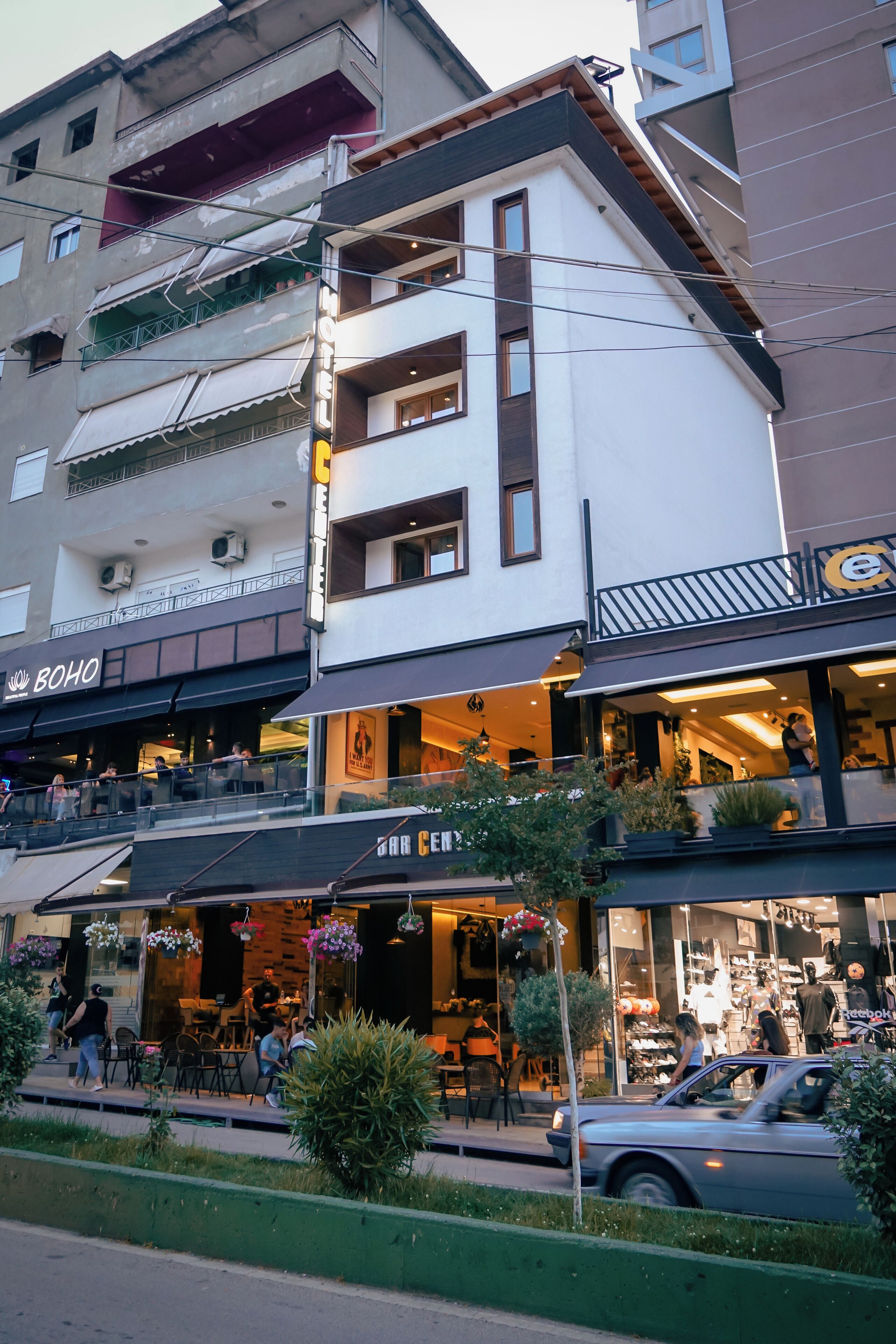 Overnatningsstedets facade – aften/nat