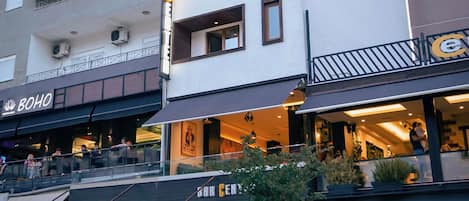 ด้านหน้าที่พัก - ตอนเย็น/กลางคืน