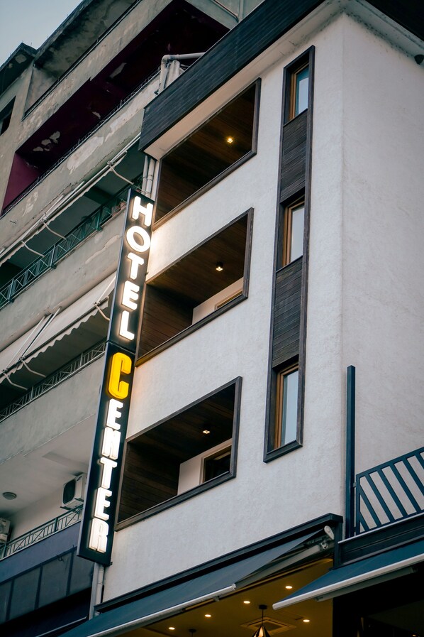 Fachada de la propiedad por la tarde o noche