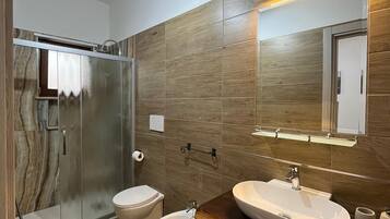 Dusche, Haartrockner, Bidet, HandtĂŒcher