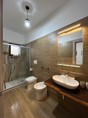 Shower, hair dryer, bidet, towels - Spacious one-bedroom apartment with comfortable sofas on veranda, at La Chianconata Vieste (Coppitella)