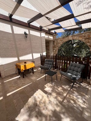Outdoor dining - Spacious one-bedroom apartment with comfortable sofas on veranda, at La Chianconata Vieste (Coppitella)